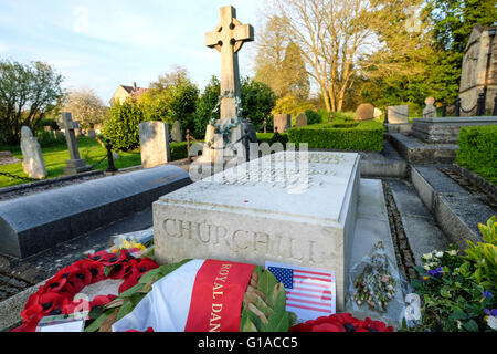 Das Grab von Sir Winston Churchill in der St.-Martins Kirche in Bladon, Oxfordshire in der Nähe von Blenheim Palace, wo er geboren wurde Stockfoto