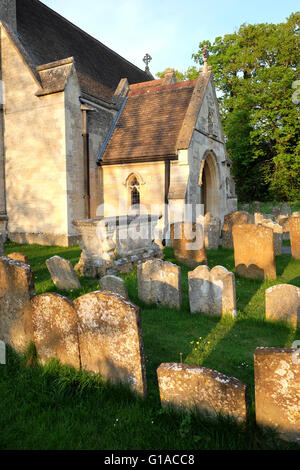 Der Friedhof von St-Martins Kirche in Bladon, Oxfordshire, wo Sir Winston Churchill begraben liegt Stockfoto