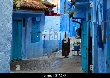 Mann zu Fuß in der blauen Medina von Chefchaouen, Marokko Stockfoto