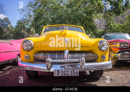 Havanna, Kuba - APRIL 18: Vorderseite des von einem gelben amerikanischen Ford Mercury Oldtimer, auf 18. April 2016 in Havanna Stockfoto