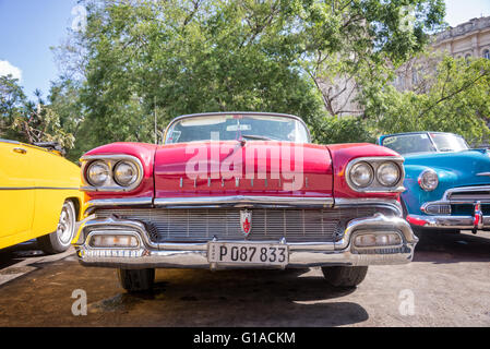Havanna, Kuba - APRIL 18: Vorderseite des von einem roten amerikanischen Oldsmobile Oldtimer, am 18. April 2016 in Havanna Stockfoto