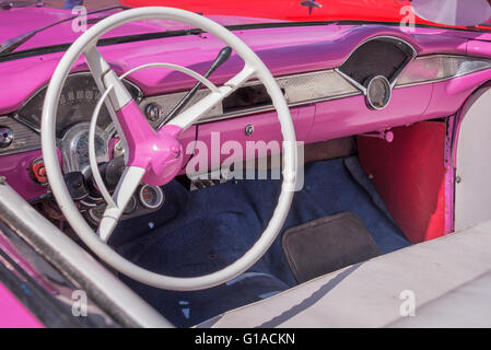 Im Inneren eines Vintage rosa klassischen amerikanischen Autos in Kuba Stockfoto