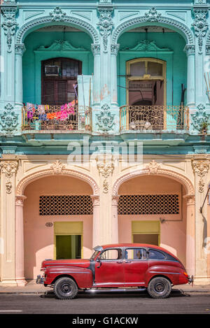 Klassische Vintage Auto und Coloful Kolonialbauten in Alt-Havanna, Kuba Stockfoto