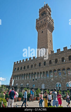 Palazzo Vecchio auf der Piazza della Signoria, gesehen von der Uffizien Terrasse über die Loggia dei Lanzi Florenz, Stockfoto