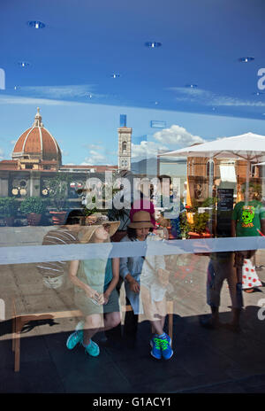 Reflexion von Florenz Duomo und Campanile im Fenster am Ufizzi oberen Dachcafé, die Kathedrale von Florenz Komplex Stockfoto