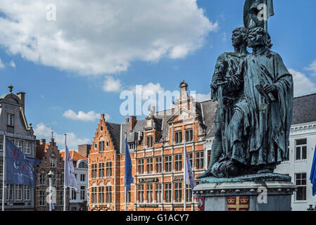 Statue von Jan Breydel und Pieter De Coninck am Marktplatz / Grote Markt in Brügge, West-Flandern, Belgien Stockfoto