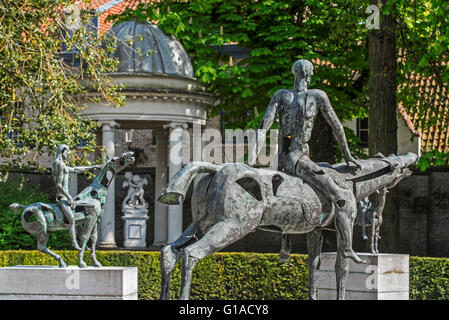 Skulpturengruppe der vier Reiter der Apokalypse von Rik Poot am Hof Arents in Brügge / Brugge, West-Flandern, Belgien Stockfoto