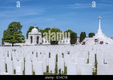 Kreuz des Opfers am Tyne Cot Friedhof, CWGC Begräbnisstätte für ersten Weltkrieg britische Soldaten, West-Flandern, Belgien Stockfoto