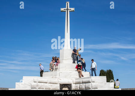 Kreuz des Opfers am Tyne Cot Friedhof, CWGC Begräbnisstätte für ersten Weltkrieg britische Soldaten, West-Flandern, Belgien Stockfoto