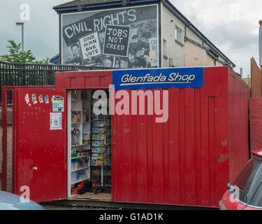 Die bürgerlichen Rechte Wandbild & Glenfada Shop im Bogside Immobilien. Derry Londonderry. Nordirland. UK. Europa Stockfoto