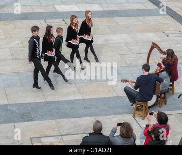 Irische Tänzer und Musiker spielen im Guildhall Square. Londonderry Derry, Nordirland, Vereinigtes Königreich. Europa Stockfoto