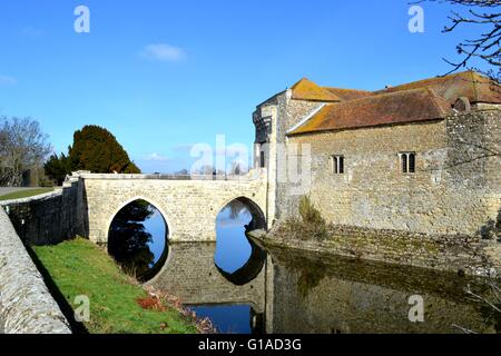 Burg Brücke über den Wassergraben Stockfoto