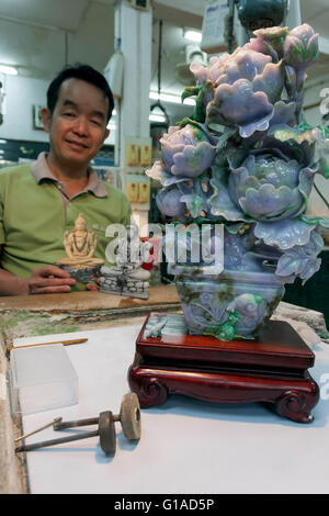 Man schnitzt Jade in eine Jade-Fabrik in Nord-Thailand Stockfoto