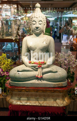 Jade Carving eines sitzenden Buddha in einer Jade-Fabrik im Norden Thailands in der Nähe von Chiang Rai Stockfoto