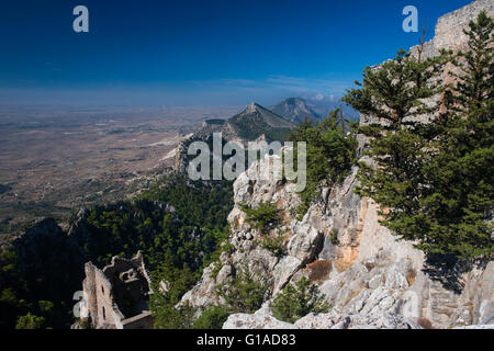 Der Grat von Kyrenia Hügel, die Mesarya-Ebene und der zerstörten Burg Buffavento, Nord-Zypern Stockfoto