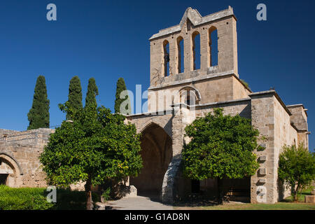 Der Glockenturm und Abtei Eingang, Béllapais Abbey, Nord-Zypern Stockfoto