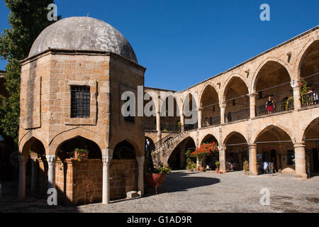 Der Innenhof und das zentrale "Mesjid', Büyük Han, die berühmten Karawanserei auf Asmaalti Sokak, North Nicosia, Nordzypern Stockfoto