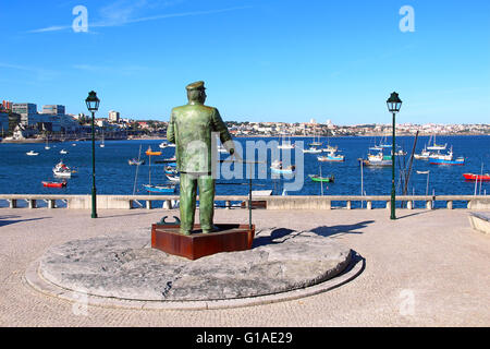 Die Statue von Dom Carlos i., König von Portugal, mit Blick auf den Hafen in Cascais, Portugal Stockfoto