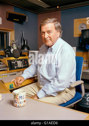 Sir Terry Wogan, Irish Radio und Fernsehsender fotografiert in den BBC Radio 2 Studios, London, England, Vereinigtes Königreich. Stockfoto