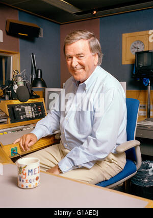 Sir Terry Wogan, Irish Radio und Fernsehsender fotografiert in den BBC Radio 2 Studios, London, England, Vereinigtes Königreich. Stockfoto