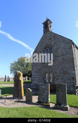 Die Außenseite des aberlemno Pfarrkirche und ergonomisch geformten Stein aberlemno Schottland Mai 2016 Stockfoto