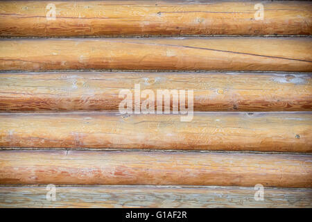 hölzerne Wand aus Protokollen Stockfoto