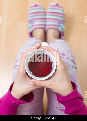 Frau mit einer Tasse Tee Ego Stockfoto