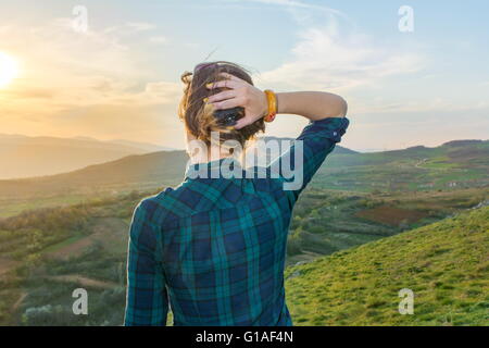 Mädchen auf Wanderung genießen die Aussicht von oben auf den Sonnenuntergang Stockfoto