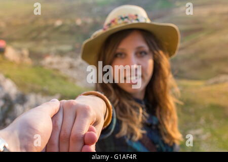 Nimm meine Hand. Paar von Wanderern, die Hand in Hand Stockfoto