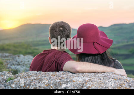 Paar genießt einen romantischen Sonnenuntergang auf einer Wanderung Stockfoto