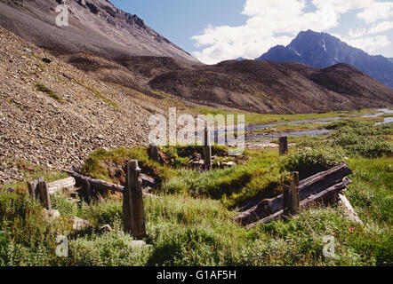 Ruinen der ehemaligen Offiziere Quartier in einem Gulag-Gefängnis in der Nähe von Amguema, Tschuktschen-Halbinsel, Magadon Region, Sibirien, Russland Stockfoto