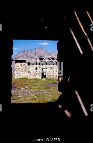 Ruinen der ehemaligen Offiziere Quartier in einem Gulag-Gefängnis in der Nähe von Amguema, Tschuktschen-Halbinsel, Magadon Region, Sibirien, Russland Stockfoto