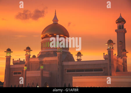 Die Saifuddin-Moschee bei Sonnenuntergang in Bandar Seri Bagawan, Brunei Stockfoto