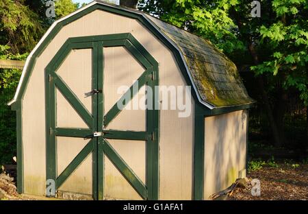 Ein Gartenhäuschen im Stil einer Scheune Stockfoto