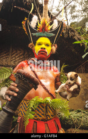 Die Huli Wigmen Stamm besuchen die Piaya Dorf Sing Sing in der Nähe von Mt Hagen in Papua-Neu-Guinea Stockfoto