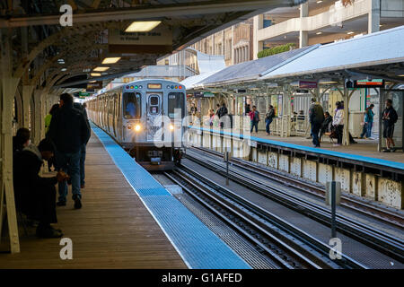 Braune Linie L Zug in Chicago, IL Stockfoto