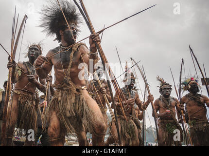 Ein Bogenschießen-Stamm in der Provinz Enga, Papua-Neu-Guinea Stockfoto