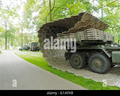 Königliche Niederländische Armee Ingenieure Spezial-Lkw, der Matten auf aufgeweichten niederländischem Boden zu machen, geeignet für schwere Ausrüstung legen kann. Stockfoto