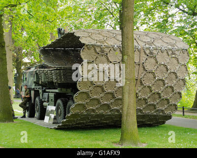 Königliche Niederländische Armee-Ingenieure mit Spezial-Lkw, der Matten auf aufgeweichten niederländischem Boden zu machen, geeignet für schwere Ausrüstung legen kann. Stockfoto