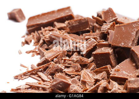 Stapel gebrochen und rasierte Schokoladenstücke, Isolated on White Background. Stockfoto