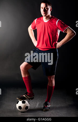 Fußballspieler in Dunkelheit Stockfoto