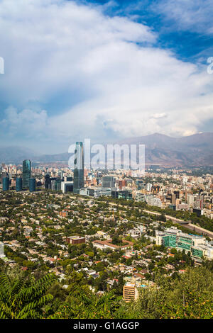 Die Skyline der Stadt und die Wolken über die Anden in Santiago, Chile, Südamerika. Stockfoto