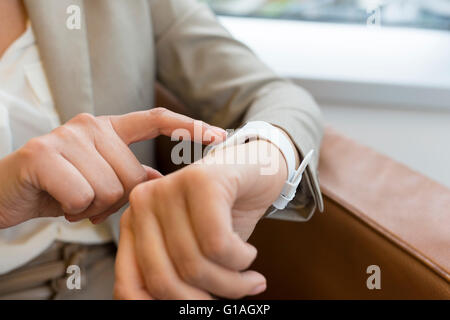 Frau mit Händen Smartwatch ca. Nahaufnahme Stockfoto
