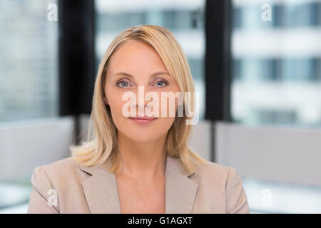 Porträt der Geschäftsfrau im modernen Büro. Gebäude im Hintergrund. Gesicht-Kamera Stockfoto