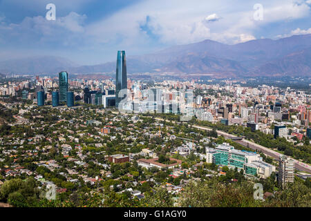 Die Skyline der Stadt und die Wolken über die Anden in Santiago, Chile, Südamerika. Stockfoto