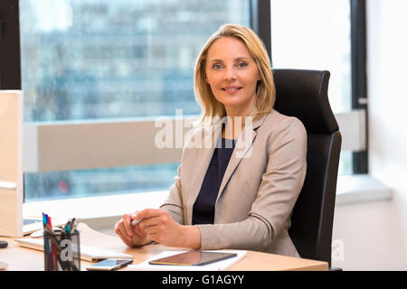 Porträt einer attraktiven Frau im Büro. Blick in die Kamera Stockfoto
