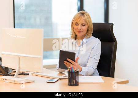 Applying Geschäftsfrau mit Tablet-pc im Büro Stockfoto