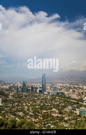 Die Skyline der Stadt und die Wolken über die Anden in Santiago, Chile, Südamerika. Stockfoto