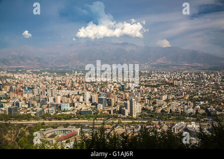 Die Skyline der Stadt mit Wolken über die Anden in Santiago, Chile, Südamerika. Stockfoto