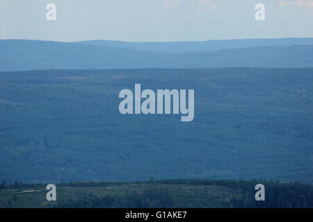 Verschiedene Schattierungen von blau, gesehen aus dem Berg Hästskär in Värmland, Schweden. Stockfoto